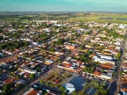 Bebê de 1 ano morre após cair da cama dos pais enquanto brincava em assentamento