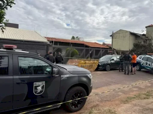 Empresário é executado por dupla de moto no quintal de casa