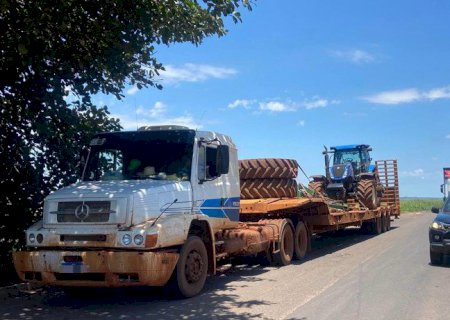 PRF apreende carreta adulterada em Nova Andradina (MS)