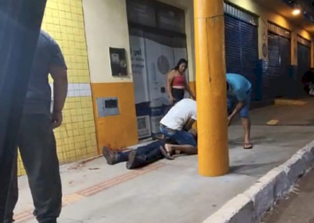 Homem é agredido a facadas após discussão em conveniência e morre no HV