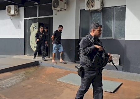 Brasileiro acusado de feminicídio preso na fronteira é transferido para SP