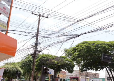 Prefeitura aciona operadoras contra emaranhados de fios nos postes