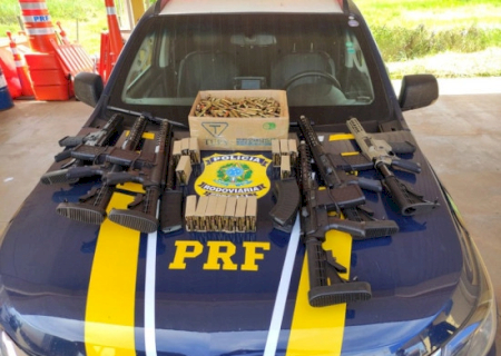 PRF apreende 587 quilos de cocaína, 6 fuzis e 1.400 munições em tambores