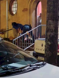 Homem em situação de rua morre em escadaria de igreja após ser esfaqueado