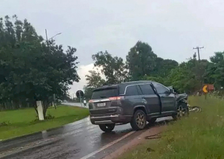 Dois homens morrem após batida impressionante entre moto e carro