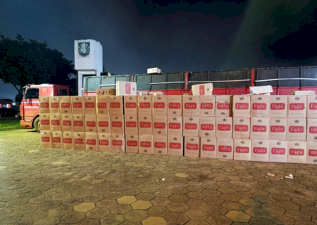 Carreta tombada é apreendida com carga milionária de cigarros na fronteira de MS
