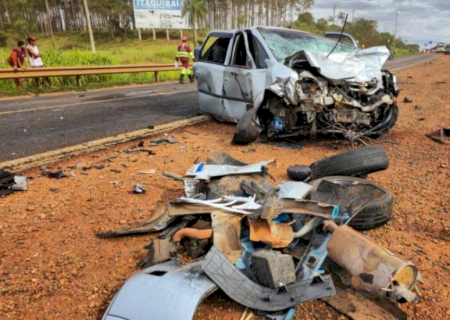 Acidente envolvendo carro e caminhões mata uma pessoa na BR-163