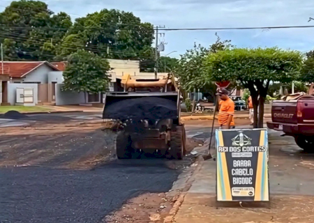 Operação tapa-buraco é intensificada na Rua Independência