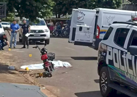 Mulher em bicicleta elétrica morre atropelada por caminhão