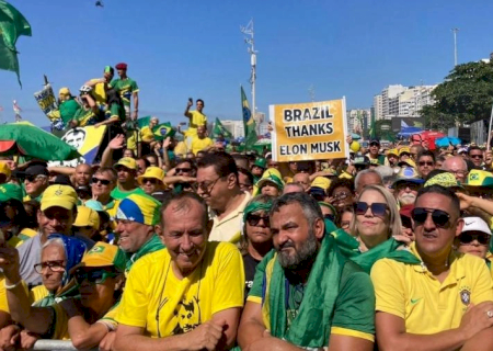 Em ato no Rio de Janeiro, Bolsonaro afirma que não fugirá do país
