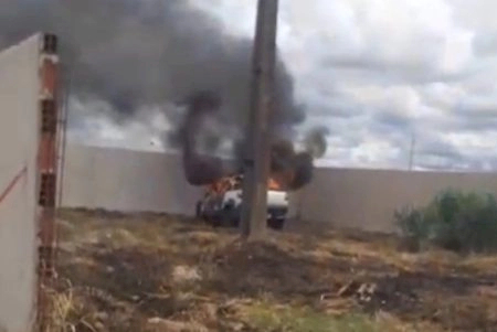Carro usado por pistoleiros em homicídio na fronteira é incendiado e polícia investiga