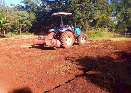 Prefeitura prepara solo para projeto agrícola com mulheres da Jaguapiru e Bororó