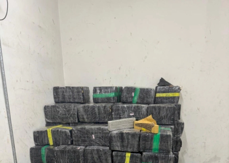 Polícia Federal e Militar apreendem 2,5 toneladas de maconha na fronteira; rapaz é preso