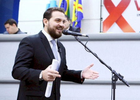 Só com R$ 410 na conta, Claudinho tinha carro de luxo e pagava aluguel de R$ 10 mil, diz MPE