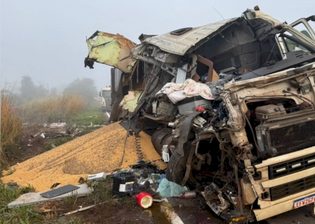 Carretas batem de frente durante tentativa de ultrapassagem na MS-276