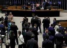 Governo ainda avalia se vai ao Supremo por IOF, diz AGU