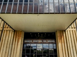 Relatório do BC prevê alta de 2,1% do PIB e queda da inflação em 2025