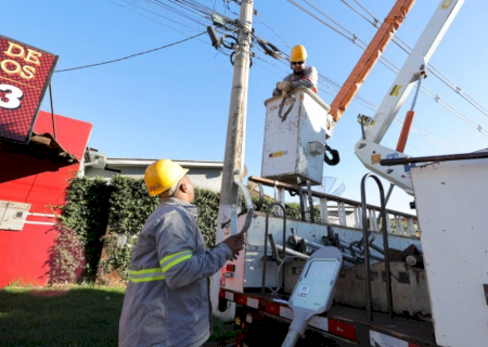 Instalação de luminárias de LED avança nas principais vias de Dourados