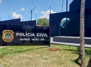 Mesmo com perna amputada, homem pula muro e furta TV de escola em MS