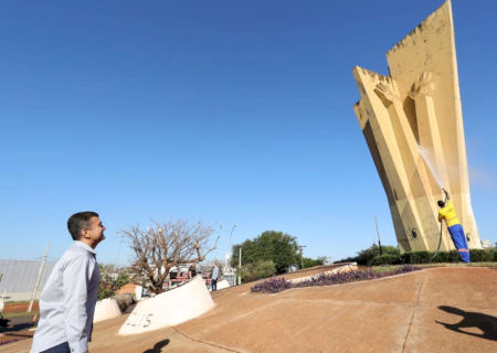 Prefeitura inicia limpeza e revitalização do Monumento ao Colono, a 'Mão do Braz'