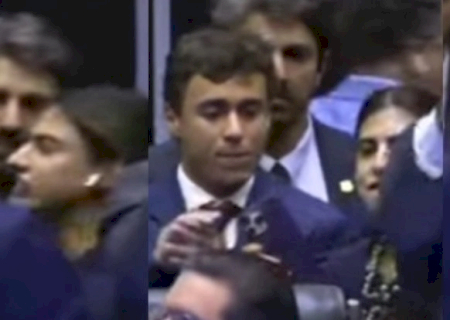 Camila Jara empurra e derruba Nikolas Ferreira na Câmara dos Deputados