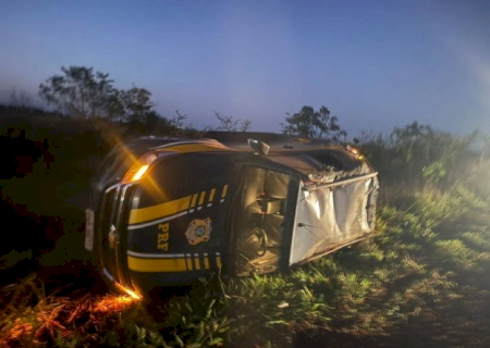 Viatura da PRF capota durante perseguição a cigarreiros em rodovia federal