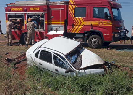 Homem morre preso às ferragens após batida frontal entre carros em rodovia de Dourados
