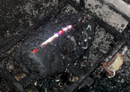 Incêndio destrói sala de casa após curto-circuito em caixa de som