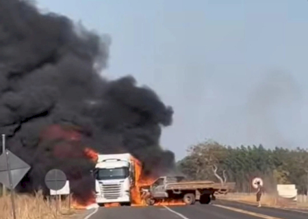Caminhonete e carreta batem de frente e pegam fogo em rodovia estadual