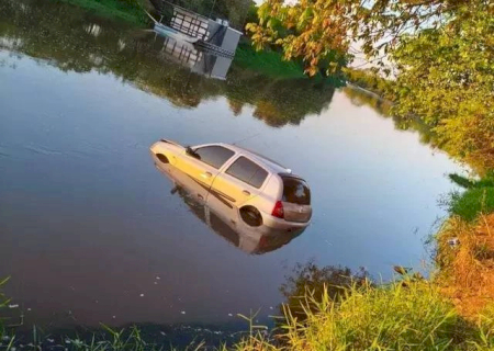 Homem é preso após jogar carro no rio para tentar matar ex-namorada