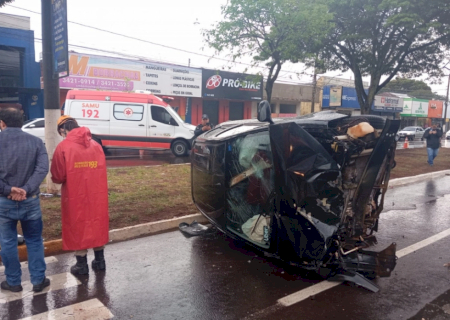 Mulher fica gravemente ferida após colisão entre carro de aplicativo e moto em Dourados