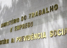 Governo notifica patrões sobre atraso do FGTS de empregadas domésticas