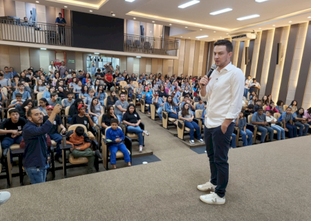 Prefeito Lucas Foroni premia alunos com viagem a Recife por destaque no Projeto Embarque Digital
