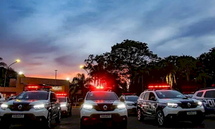 Mãe e padrasto são presos após chicotear crianças de 4 e 8 anos