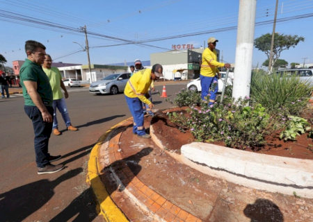 Prefeitura recupera floreiras nos canteiros centrais da cidade