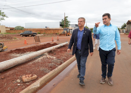 Marçal e senador Nelsinho Trad vistoriam obras de asfalto do Parque dos Jequitibás