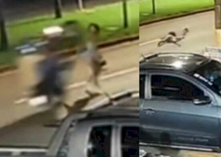 Adolescente que atropelou jovem enquanto empinava moto se entrega à polícia