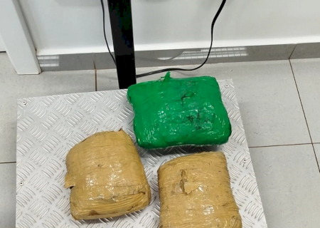 Ação entre PM e Receita prende homem com 1,5 quilo de skunk em pneu