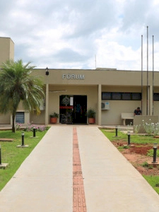 Justiça condena dupla sertaneja a indenizar adolescente embriagado em palco