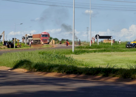 Anel viário de Dourados continua bloqueado em protesto contra o marco temporal