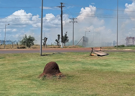 Indígenas voltam à rodovia, ameçam incendiar veículos e polícia reage