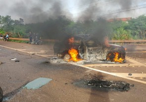 Motorista perde controle do carro, colide com outro e veículo pega fogo em Dourados