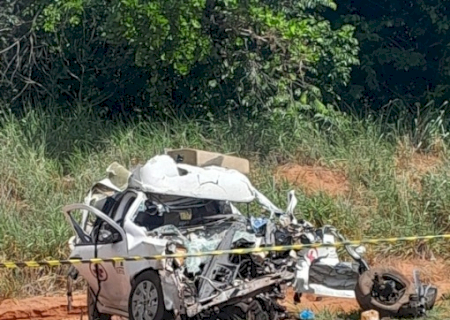 Motorista de ambulância morre ao colidir violentamente com caminhão na MS-112