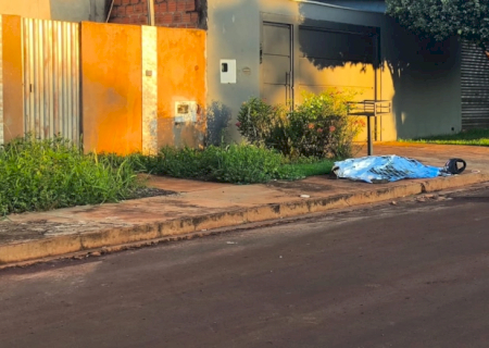 Homem assassinado no Jardim Carisma ainda não foi identificado e polícia procura atirador