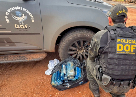 Adolescentes que levavam drogas e arma presa ao corpo são apreendidos na fronteira