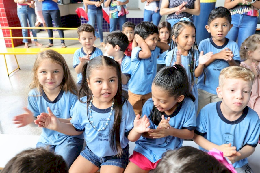 Entrega de kits e uniformes no primeiro dia de aula emociona pais de estudantes