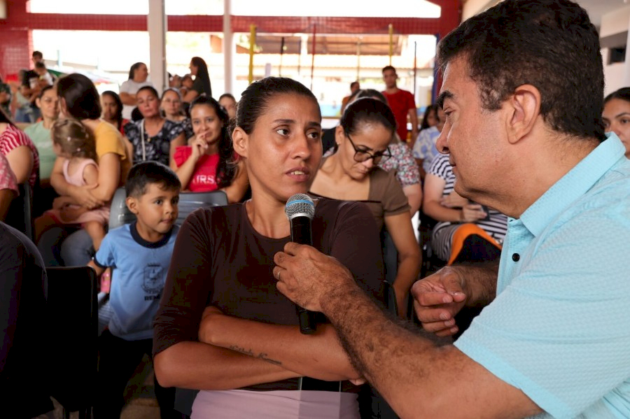 Entrega de kits e uniformes no primeiro dia de aula emociona pais de estudantes