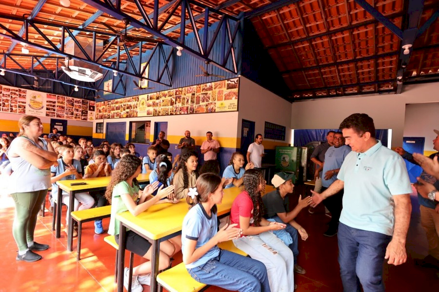 Entrega de kits e uniformes no primeiro dia de aula emociona pais de estudantes