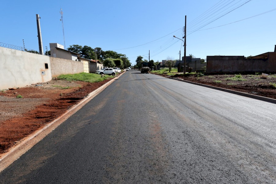 Prefeitura avança com asfalto no Altos do Indaiá após décadas de espera dos moradores