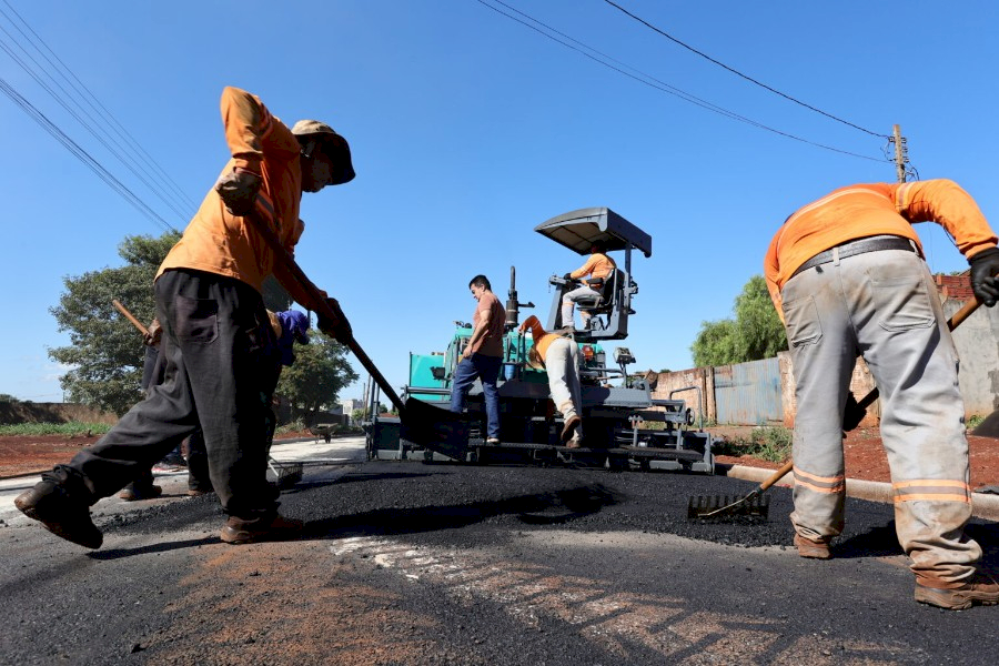 Prefeitura avança com asfalto no Altos do Indaiá após décadas de espera dos moradores